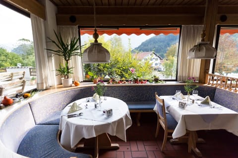 Breakfast, dinner served; Regional cuisine, alfresco dining 