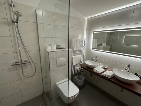 Comfort Condo, 2 Bedrooms, Non Smoking, Mountain View | Bathroom | Shower, free toiletries, hair dryer, towels