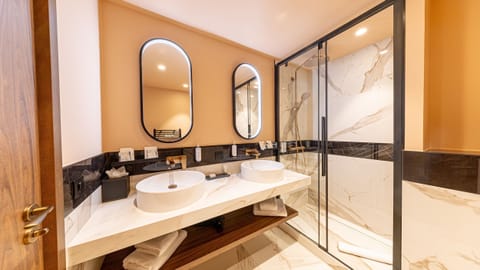 Suite Casino - Accès Spa | Bathroom | Shower, free toiletries, hair dryer, towels
