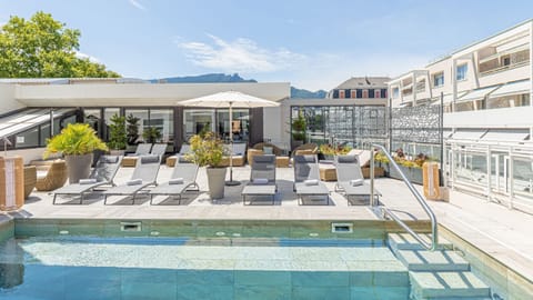 2 indoor pools, seasonal outdoor pool, sun loungers