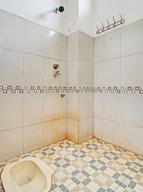 Basic Double Room | Bathroom | Shower, rainfall showerhead, toilet paper