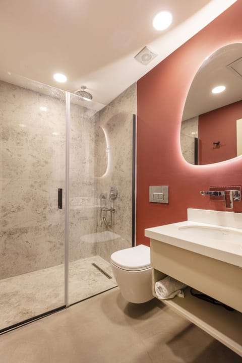 Deluxe Balkonlu Oda | Bathroom | Shower, rainfall showerhead, free toiletries, hair dryer