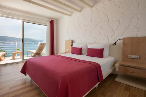 Standard Double or Twin Room, Sea View | Free minibar, in-room safe, soundproofing, free WiFi