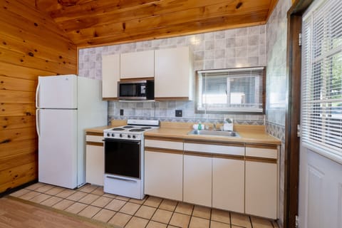 Deluxe Three-Bedroom Cottage | Private kitchen | Microwave, coffee/tea maker, toaster