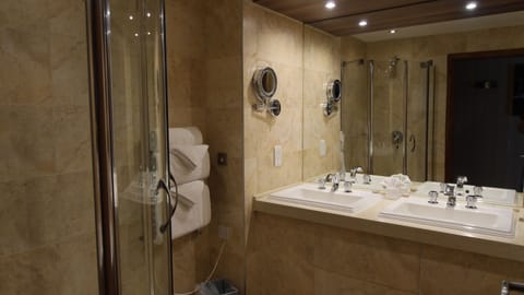 Deluxe Suite, 1 King Bed, Park View | Bathroom | Combined shower/tub, designer toiletries, hair dryer, towels