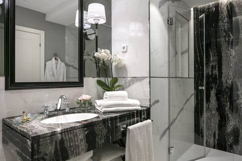 Habitación Club Pemium balcon | Bathroom | Free toiletries, hair dryer, towels