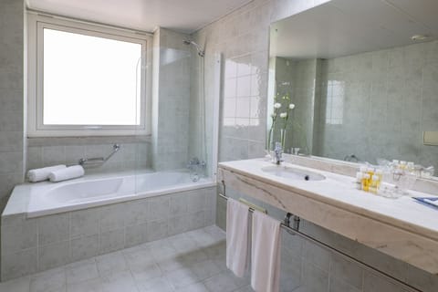 Suite | Bathroom | Combined shower/tub, deep soaking tub, rainfall showerhead