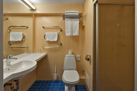 Standard Double or Twin Room | Bathroom | Combined shower/tub, free toiletries, hair dryer, towels