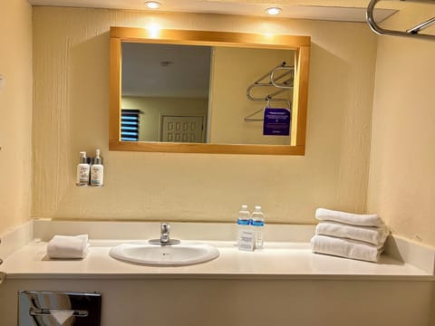 Standard Double Room | Bathroom | Towels