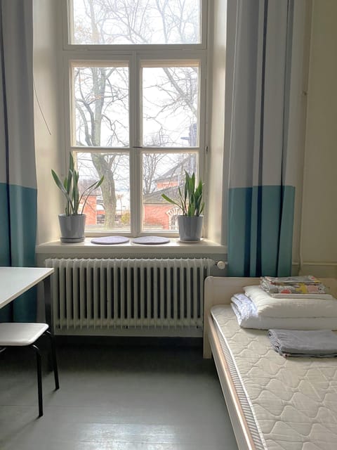 Basic Room | Desk, free WiFi, bed sheets