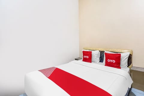 Standard Double Room | Desk, laptop workspace, bed sheets