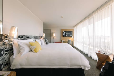 QT Twin Room | Premium bedding, minibar, desk, laptop workspace