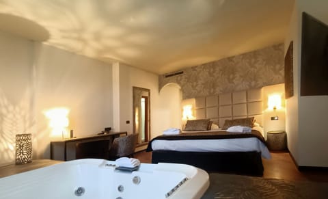 Deluxe Suite, Hot Tub | Down comforters, minibar, in-room safe, desk