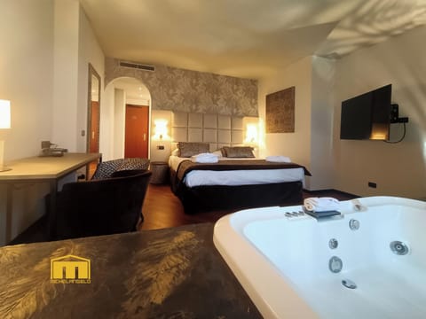 Deluxe Suite, Hot Tub | Down comforters, minibar, in-room safe, desk