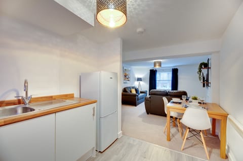 City Apartment | Private kitchen | Full-size fridge, microwave, oven, electric kettle