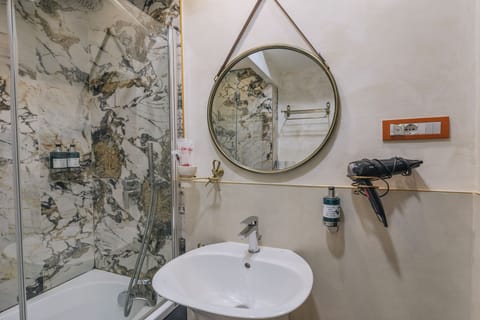 Standard Triple Room | Bathroom | Shower, free toiletries, hair dryer, towels