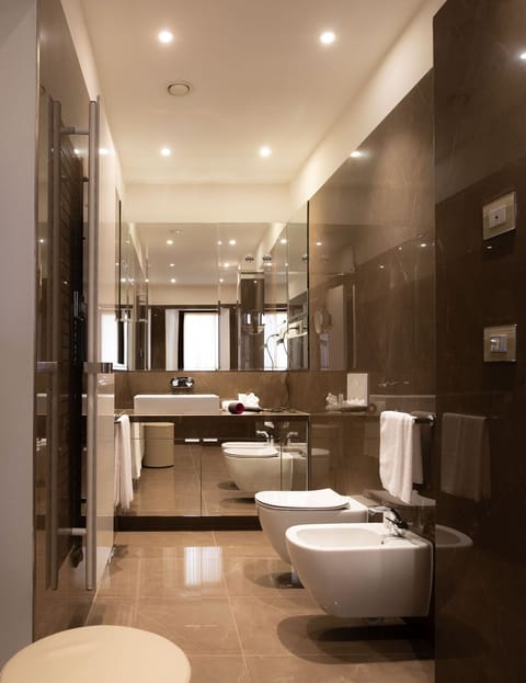 Luxury Double Room, Canal View | Bathroom | Rainfall showerhead, hair dryer, bathrobes, slippers