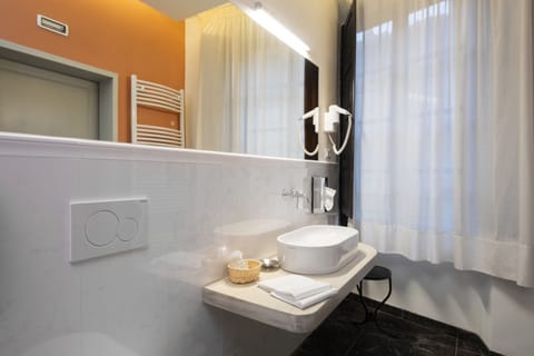 Quadruple Room | Bathroom | Rainfall showerhead, free toiletries, hair dryer, bidet