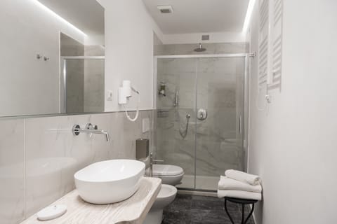 Double Room | Bathroom | Rainfall showerhead, free toiletries, hair dryer, bidet