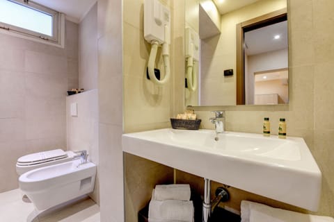 Economy Room | Bathroom | Shower, hair dryer, towels