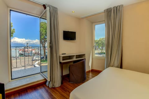 Deluxe Room, Balcony, Lake View | Minibar, in-room safe, soundproofing, free WiFi