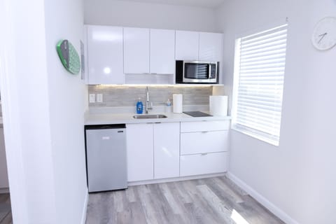 Standard Studio | Private kitchen | Full-size fridge, microwave, toaster, cookware/dishes/utensils