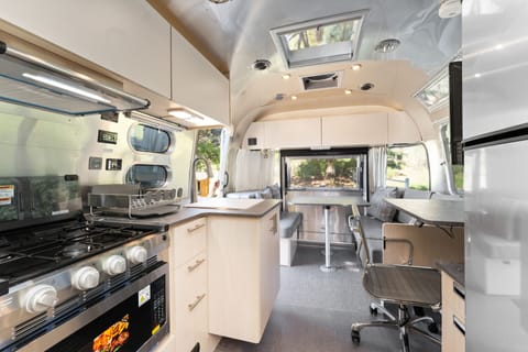 Entiat Flying Cloud Airstream Private bath | Private kitchen | Fridge, microwave, coffee/tea maker, electric kettle