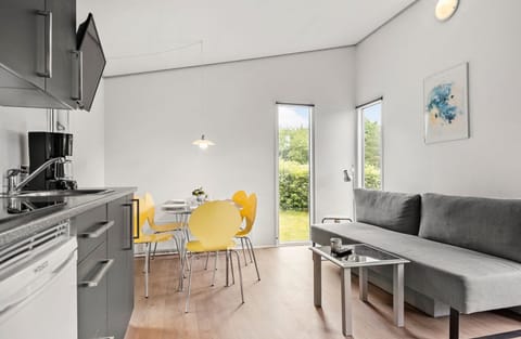 Basic Cabin | Private kitchen | Mini-fridge, microwave, stovetop, coffee/tea maker