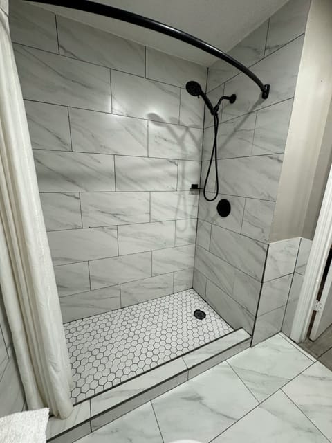 Combined shower/tub, towels