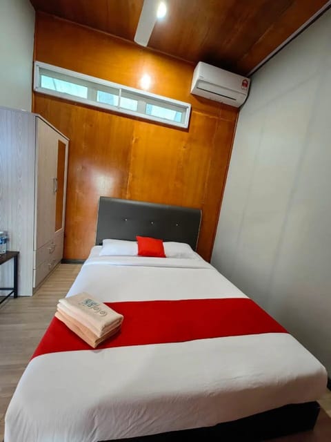 Deluxe Room, 2 Queen Beds | Iron/ironing board, free WiFi, bed sheets