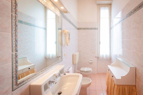 Standard Double Room | Bathroom | Hair dryer, bidet, towels, soap