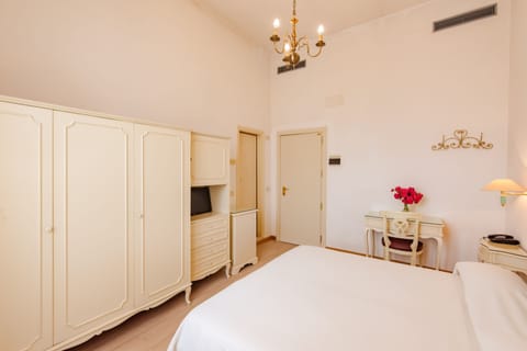 Standard Double Room | Minibar, in-room safe, desk, free WiFi