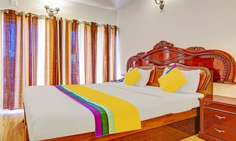 Deluxe Double Room | Desk, iron/ironing board, bed sheets