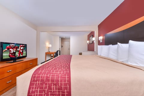 Suite, 1 King Bed (Smoke Free) | Desk, laptop workspace, blackout drapes, iron/ironing board