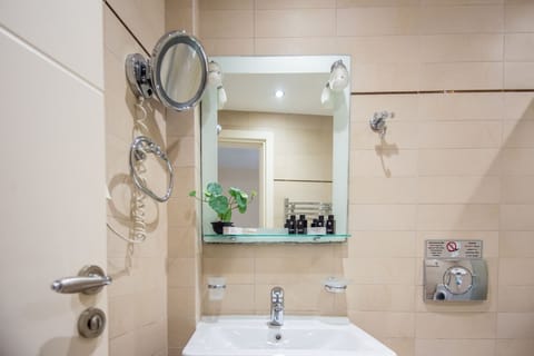 Deluxe Double Room | Bathroom | Combined shower/tub, hair dryer, bathrobes, slippers