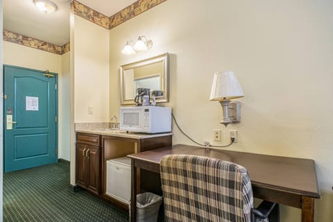 Studio Suite, 1 King Bed, Non Smoking | Desk, iron/ironing board, free WiFi, bed sheets