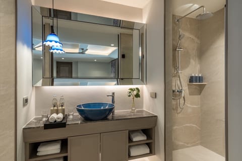 Dara Suite | Bathroom amenities | Separate tub and shower, deep soaking tub, rainfall showerhead