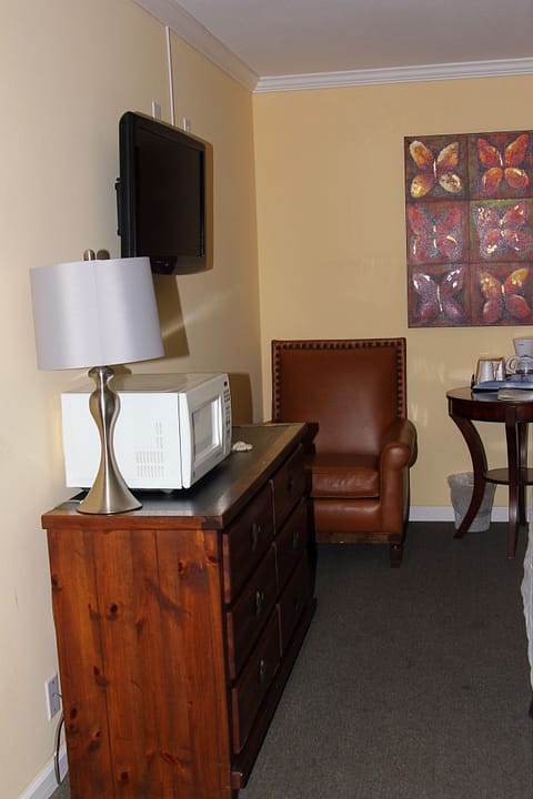 Superior Room, 1 King Bed | In-room safe, desk, iron/ironing board, cribs/infant beds