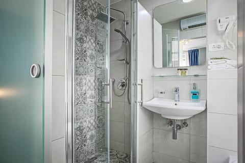 Superior Double Room | Bathroom | Shower, hair dryer, slippers, towels