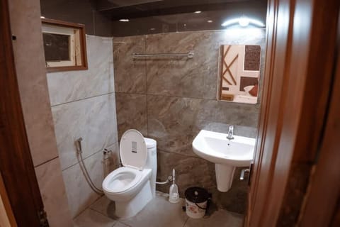 Deluxe Double Room | Bathroom | Shower, rainfall showerhead, towels