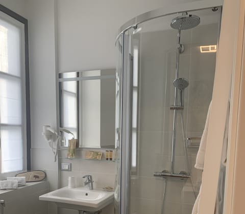Single room | Bathroom | Shower, rainfall showerhead, free toiletries, hair dryer