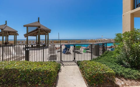 Condo, 2 Bedrooms | Property grounds