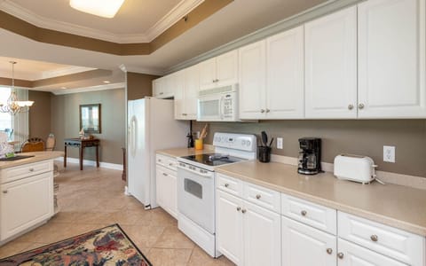 Condo, 3 Bedrooms | Private kitchen | Fridge, oven, coffee/tea maker