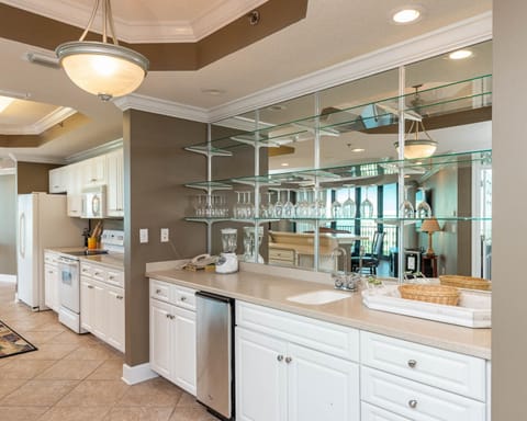 Condo, 3 Bedrooms | Private kitchen | Fridge, oven, coffee/tea maker