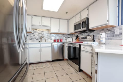 Condo, 1 Bedroom | Private kitchen | Fridge, oven, coffee/tea maker