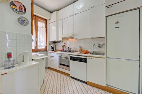 Family House, 2 Bedrooms, Mountainside (La Finestra Sul Lago) | Private kitchen | Fridge, microwave, oven, stovetop