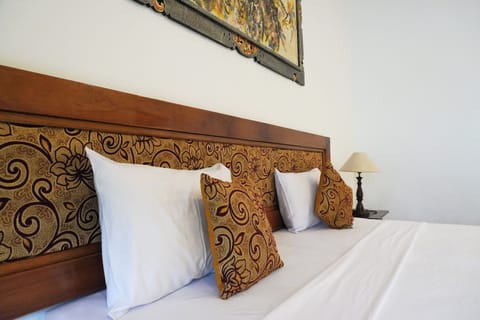 Deluxe Room, Pool View | Soundproofing, free WiFi, bed sheets