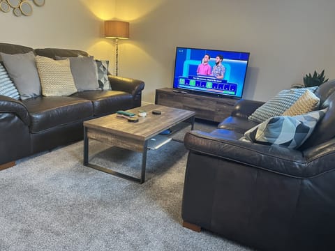 Comfort Townhome | Living area | Flat-screen TV