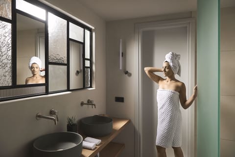 Superior Room, Private Pool, Sea View | Bathroom | Shower, free toiletries, hair dryer, bathrobes