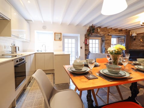 Cottage | Dining